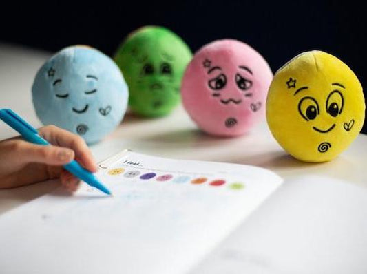 4 FeelLinks dolls with the FeelLinks journal